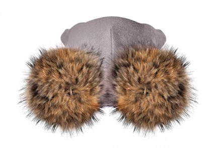 Зимняя шапочка-шлем Corona.hm "Карамелька" дымка с 2 натуральными помпонами енот