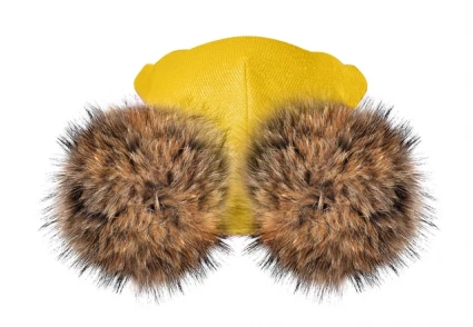 Зимняя шапочка-шлем Corona.hm "Карамелька" солнце с 2 натуральными помпонами енот