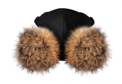 Зимняя шапочка-шлем Corona.hm "Карамелька" черный с 2 натуральными помпонами енот